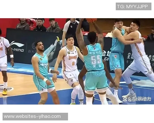 CBA青岛对阵新疆激战正酣球迷热情高涨期待精彩表现 CBA青岛对阵新疆激战正酣球迷热情高涨期待精彩表现