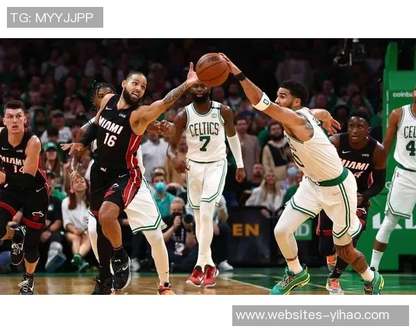 凯尔特人对决迈阿密热火争夺东部冠军的激烈战斗即将开启 凯尔特人对决迈阿密热火争夺东部冠军的激烈战斗即将开启